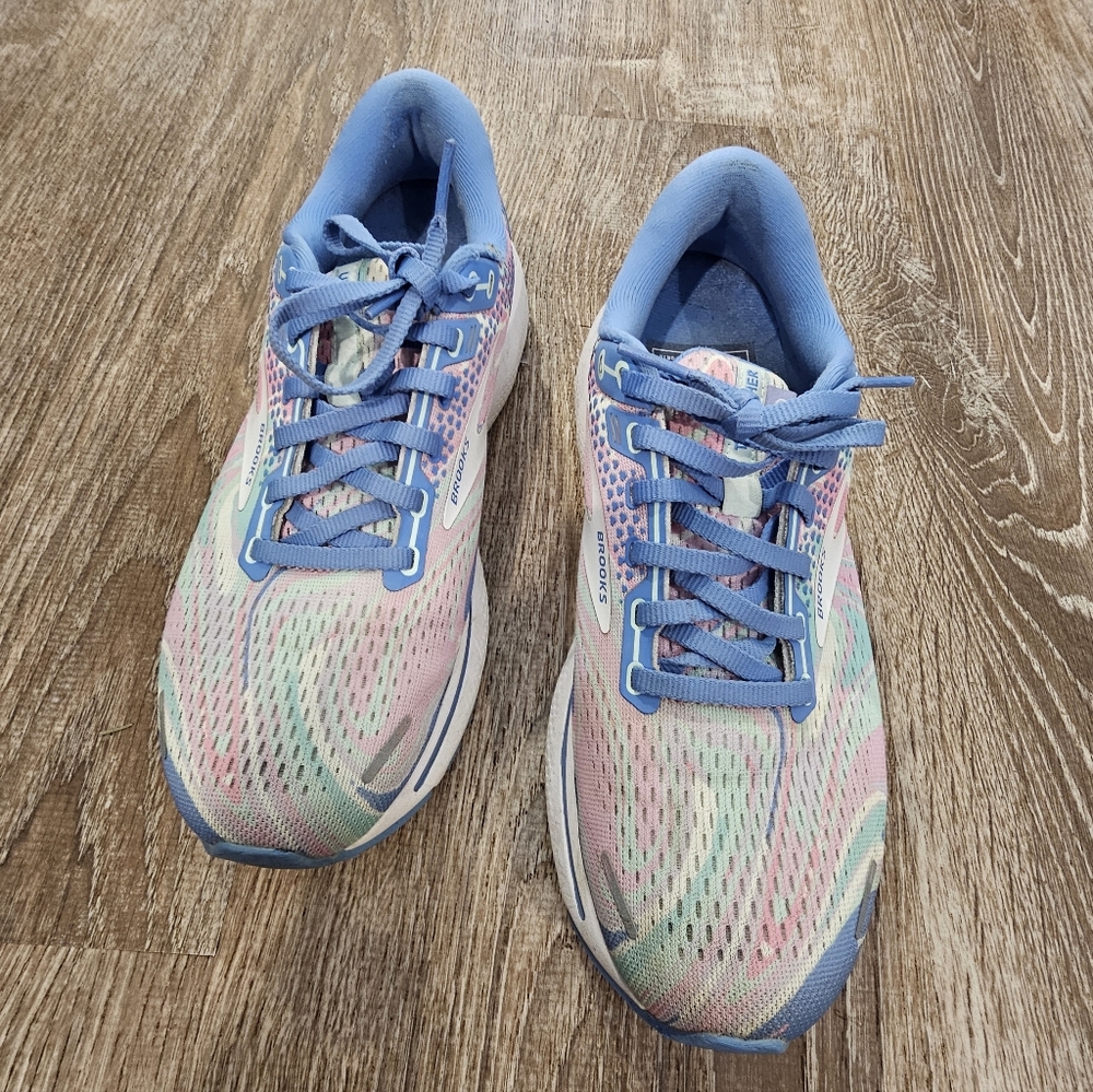 Brooks Tennis Shoes - Picture 6 of 6